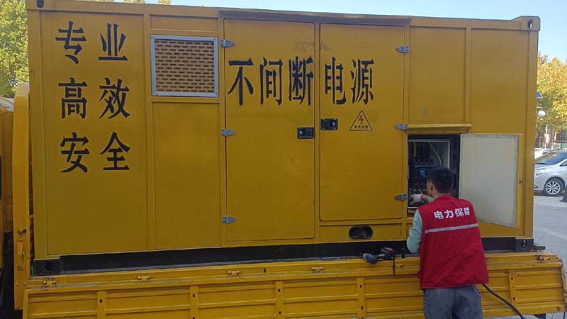 铁山港柴油发电机组和UPS电源配合使用时，如何避免切换过程中的电力中断？
